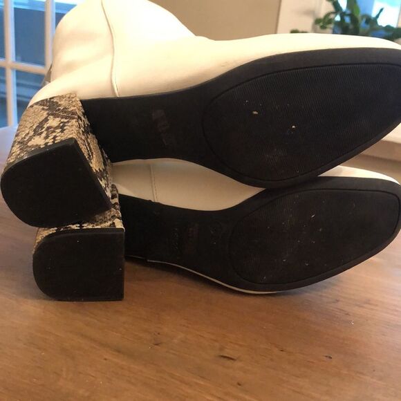 BAMBOO SIZE 9 WHITE ZIP BACK BOOTIE SNAKESKIN HEEL - Picture 9 of 10